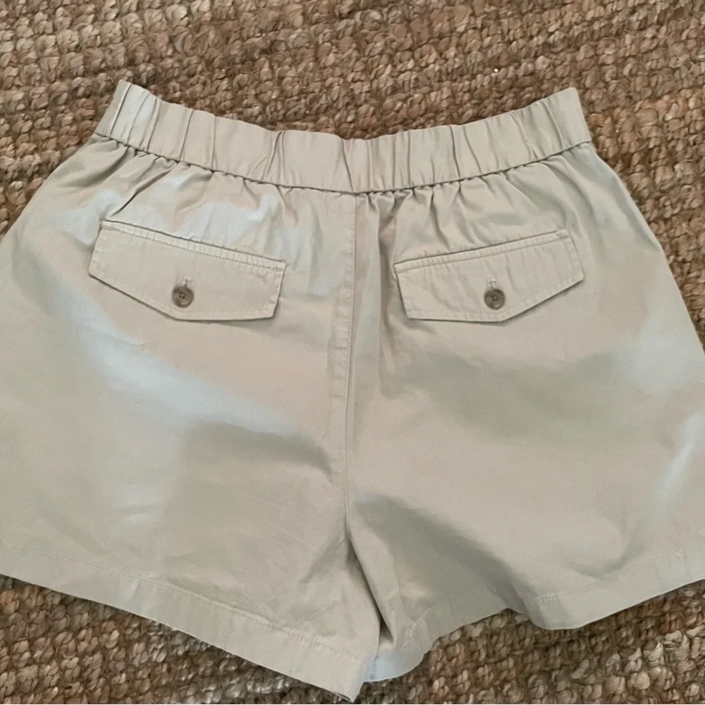 GAP Women’s Cream Shorts  size 12